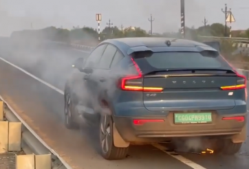 Xe điện hạng sang của Volvo bất ngờ bốc cháy khi đang chạy trên đường