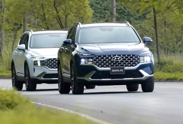 Hyundai Santa Fe lao dốc không phanh, Ford Everest giữ vững ngôi vương