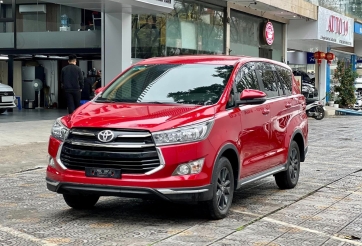 Xe đa dụng Toyota Innova cũ xuống giá không ngờ sau 6 năm sử dụng
