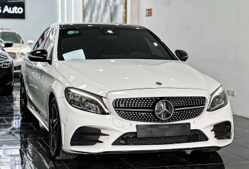 Lăn bánh 3 năm, Mercedes-Benz C300 AMG chạy lướt rớt giá ngang một chiếc Hyundai Creta 'đập hộp'