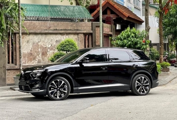 Sau 2 năm sử dụng, xe điện VinFast VF 8 'lướt' trượt giá ngang một chiếc Huyndai Accent