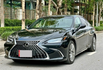 Lăn bánh 2 năm, xe sang Lexus ES 300h 'lướt' trượt giá ngang một chiếc Honda CR-V