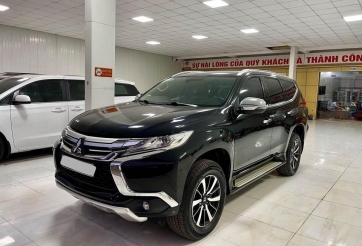 Sử dụng 7 năm, SUV Mitsubishi Pajero Sport cũ trượt giá ngang một chiếc Xpander 'đập hộp'