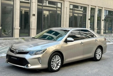 Lăn bánh 6 năm, Toyota Camry cũ trượt giá ngang một chiếc Vios 'đập hộp'