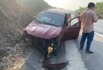 Cảnh báo nguy cơ mất an toàn do ô tô nổ lốp trên cao tốc Cam Lộ - La Sơn khi nhiệt độ tăng cao