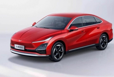 Sedan ngang cỡ Toyota Camry mở bán trước phiên bản thuần điện, giá quy đổi từ gần 380 triệu đồng