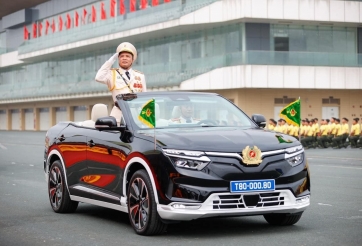 VinFast VF 8 mui trần xuất hiện tại Lễ kỷ niệm 50 năm Ngày truyền thống lực lượng Cảnh sát cơ động