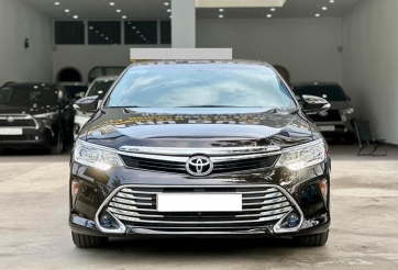 Sau 6 năm sử dụng, Toyota Camry cũ trượt giá ngang một chiếc Mazda CX-5