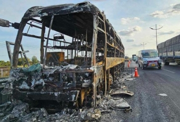 Ô tô chở 20 khách bốc cháy trơ khung trên cao tốc TP. HCM - Trung Lương