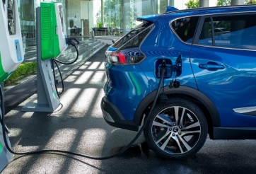 Từ tháng 10/2024, các trạm dừng nghỉ phải có trụ sạc cho xe điện