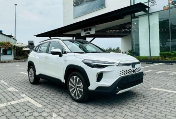 Cận cảnh Toyota Corolla Cross 2024 tại đại lý: Giá từ 820 triệu, sẵn sàng ra mắt khách Việt