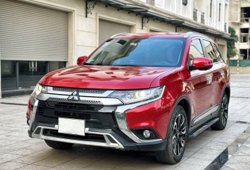 Sau 3 năm sử dụng, Mitsubishi Outlander chạy lướt bán lại với giá ngang ngửa Mazda3 'đập hộp'