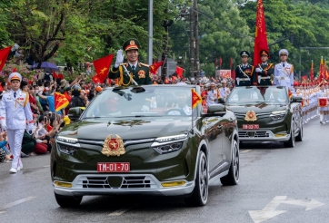 VinFast VF 8 mui trần xuất hiện tại Lễ diễu binh kỷ niệm 70 năm Chiến thắng Điện Biên Phủ
