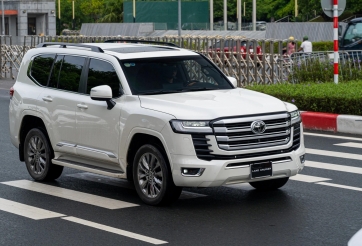 Toyota Land Cruiser đắt đỏ nhưng vẫn ăn khách hơn nhiều mẫu ô tô gầm cao