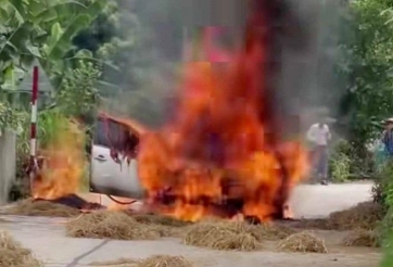Phơi rơm rạ trên đường tiềm ẩn nguy cơ cháy cao đối với ô tô, xe máy