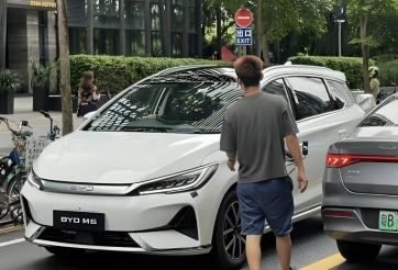 BYD M6 chạy điện - MPV ngang cỡ Toyota Innova Cross lộ diện 'không che' trên đường chạy thử