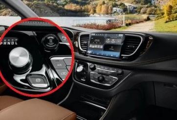 Dở khóc dở cười tài xế tự lao vào nhà hàng xóm do nhầm cần số với nút chỉnh âm lượng