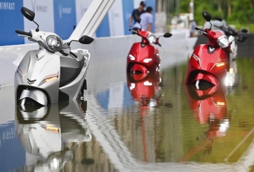 Điểm qua 4 hiểu lầm về xe máy điện khi di chuyển qua đường ngập nước