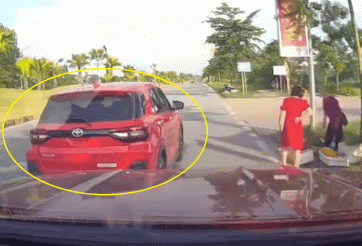 Bức xúc với người phụ nữ ngang nhiên dừng ô tô giữa đường mua hoa quả