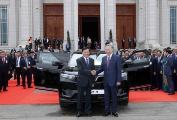 Việt Nam tặng Lào 20 chiếc ô tô điện VinFast VF 9