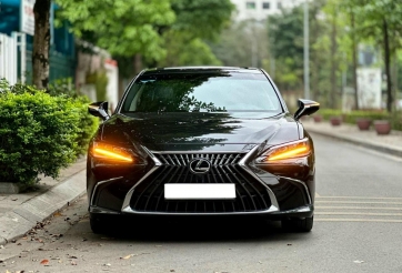 Lexus ES 300h 2022 lăn bánh 2 năm được chủ nhân bán lại với giá không ngờ