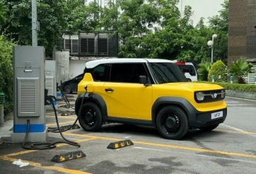 Muốn sạc pin tại nhà, chủ xe VinFast VF 3 sẽ phải mua bộ sạc riêng của hãng