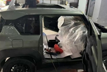 Chủ xe VinFast VF 3 gây xôn xao cộng đồng mạng khi cắt nóc xe để lắp cửa sổ trời