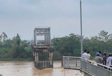Diễn biến vụ sập cầu ở Phú Thọ: 8 phương tiện gặp nạn, 9 người bị cuốn trôi