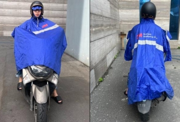 Mặc áo mưa sai cách khi lái xe máy có thể gây ra nhiều nguy hiểm khó lường