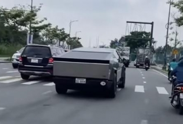 Bán tải điện Tesla Cybertruck 2024 bị bắt gặp lăn bánh trên đường phố Việt