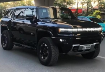 Bắt gặp SUV 'khủng long' GMC Hummer EV lăn bánh trên đường phố Việt