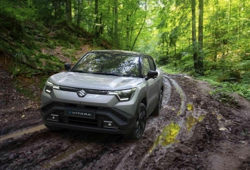 Suzuki Vitara bản điện khoe khả năng chạy off-road, có thể đi được 500 km/sạc
