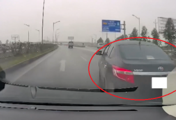 Ô tô bất ngờ phanh gấp để chuyển làn trên cao tốc, suýt gây tai nạn