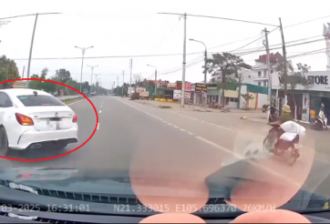 Tài xế ô tô liều lĩnh lách qua khe hẹp trên dải phân cách, suýt gây tai nạn