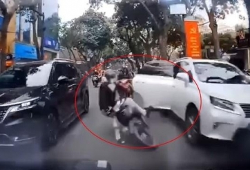Hà Nội: Ô tô mở cửa bất cẩn khiến người đi xe máy gặp 'họa'
