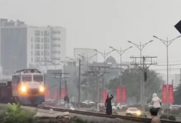 Lái tàu nói gì về vụ hai cô gái thản nhiên chụp ảnh 'sống ảo' trên đường ray?