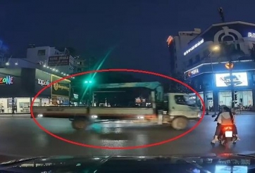 Phẫn nộ tài xế xe cẩu bất chấp luật giao thông, vượt đèn đỏ suýt gây tai nạn