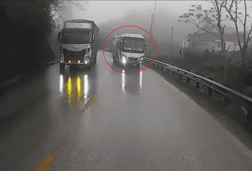 Xe khách vượt ẩu trên đèo, suýt gây tai nạn nghiêm trọng khiến dân mạng phẫn nộ