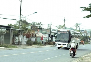 CSGT Lâm Đồng xử lý hàng loạt ô tô lấn làn, vượt ẩu trên đèo Bảo Lộc