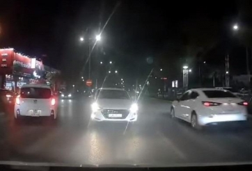 Bị xe ngược chiều bật đèn pha làm lóa mắt, tài xế nên xử lý ra sao?