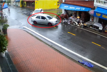 Ô tô bị đâm xoay 180 độ do chạy lấn làn, không giảm tốc khi qua ngã tư
