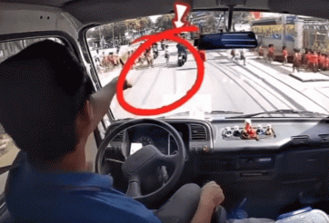 Phẫn nộ người đi xe máy chen ngang đoàn học sinh đi bộ sang đường