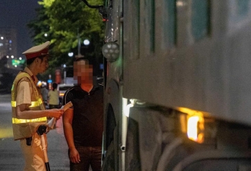 CSGT Hà Nội tăng cường xử lý xe quá tải, nhiều tài xế khai 'không biết gì'