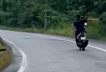 Phú Quốc: Một du khách bị xử lý vì lái xe máy không mũ bảo hiểm, buông hai tay