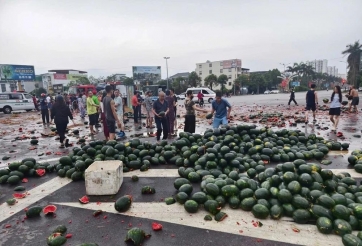 Vụ tai nạn xe tải chở dưa hấu: Người dân chung tay cứu hàng, tài xế không qua khỏi