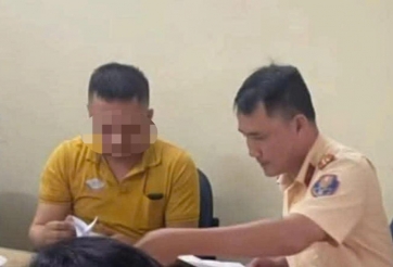 Nghệ An: Tài xế xe buýt bị xử phạt vì cố tình mở cửa đập vào người đi xe máy