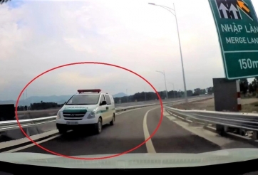 Xe cứu thương không bật còi ưu tiên, chạy ngược chiều tại lối vào cao tốc