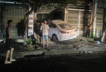 Va chạm giao thông lúc nửa đêm, tài xế ô tô con bỏ chạy rồi đâm vào cửa nhà dân