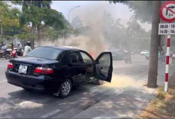 Huế: Ô tô bất ngờ bốc cháy trước giữa đường, hai vợ chồng may mắn thoát nạn