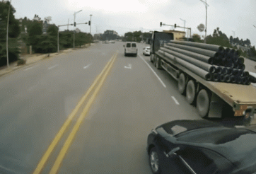 Cái kết đắng cho ô tô con 'bon chen' tạt đầu xe khách